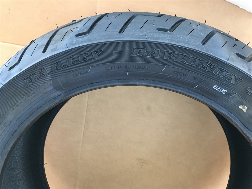 Dunlop D401 Harley Davidson 200/55R17 Black Wall Rear Tire (3016-45,  03020407)